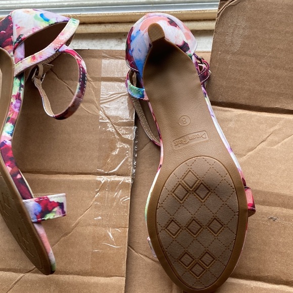 Small heel sandals more like a pump cutsy - Picture 11 of 12